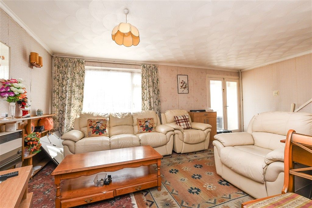 Property photo 2 of 11 Lounge