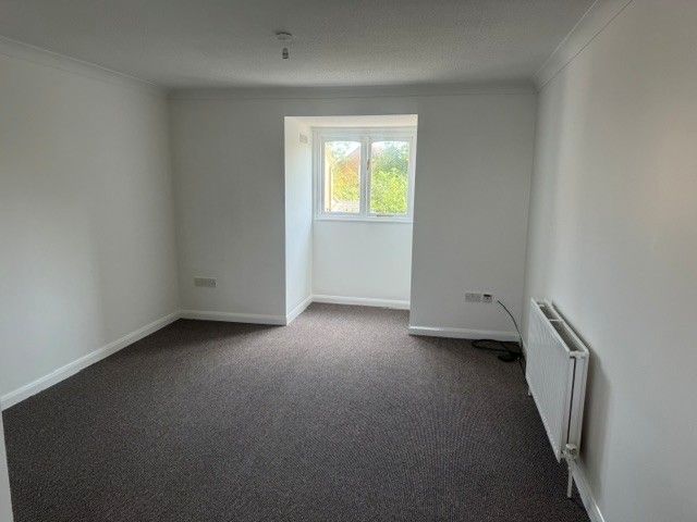 Property photo 1 of 6 Living Room
