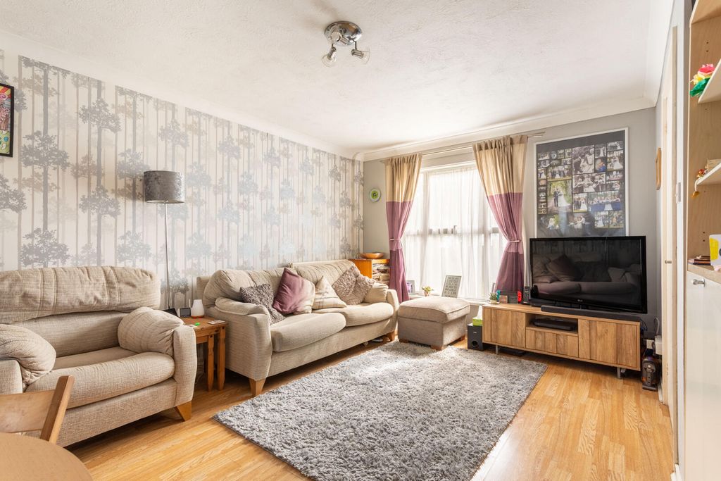 Property photo 3 of 18 Living Room