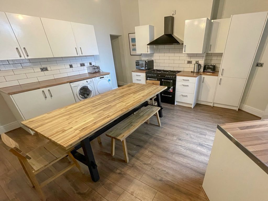Property photo 3 of 12 46 Upper Parliament (2)