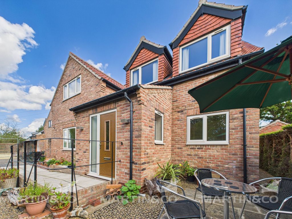 Property photo 3 of 33 Cam02406G0-Pr0506-Still049