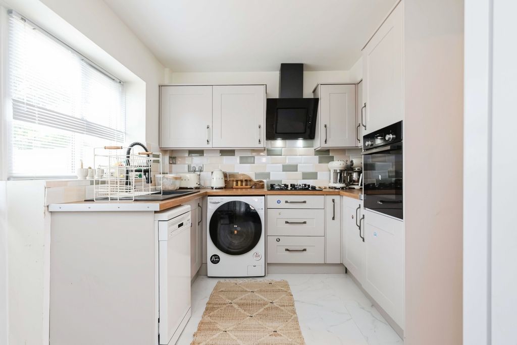 Property photo 3 of 17 Kitchen
