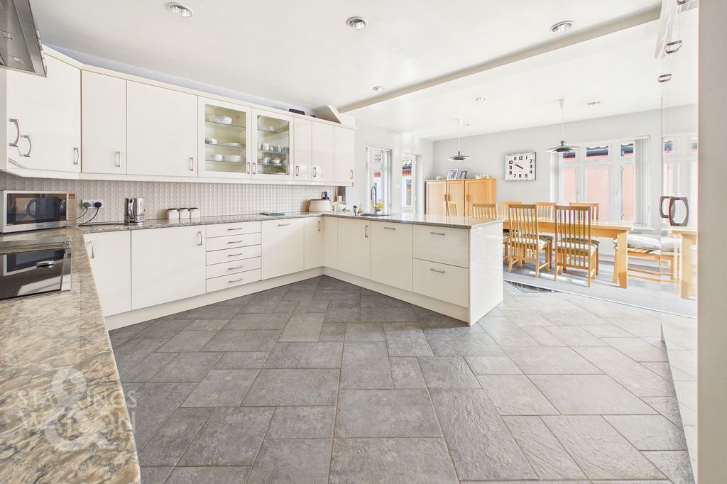 Property photo 2 of 32