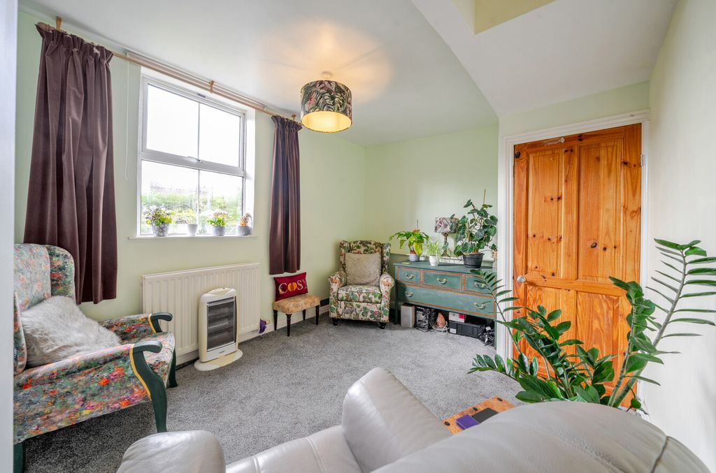 Property photo 2 of 10 1288726-3-682Af62...