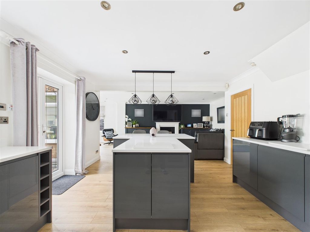 Property photo 3 of 34 Cam03303G0-Pr0164-Still011.Jpg