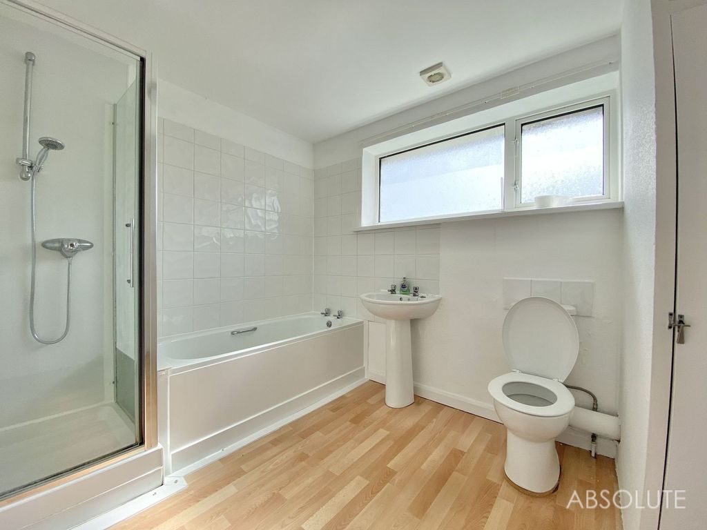 Property photo 3 of 11 Bathroom