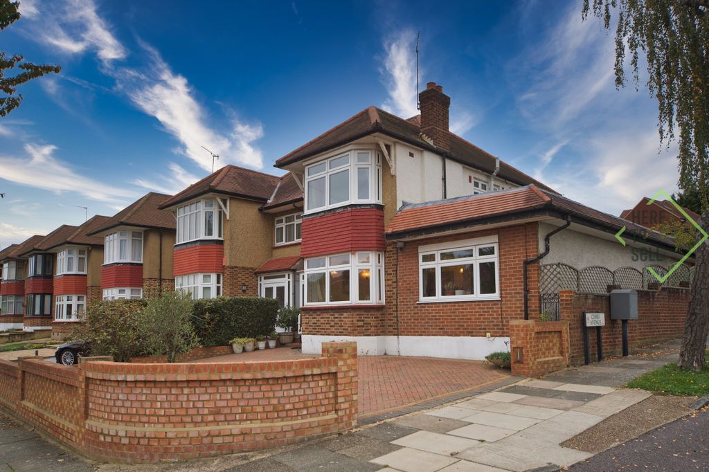 Property photo 3 of 17 Morton Way N14