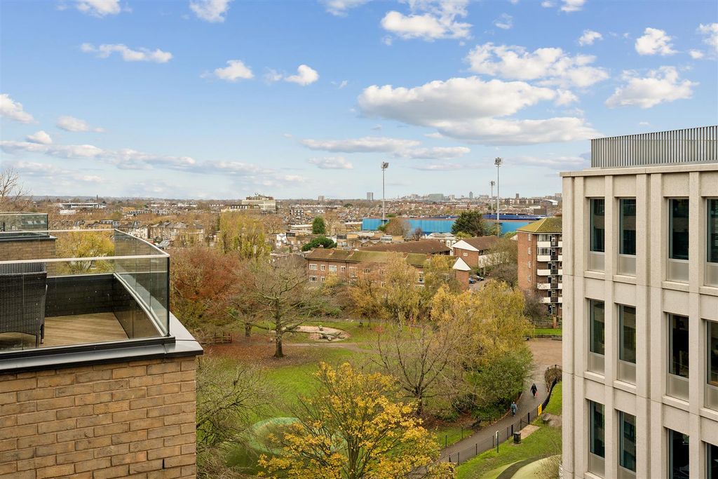Property photo 3 of 17 3, Wood Crescent