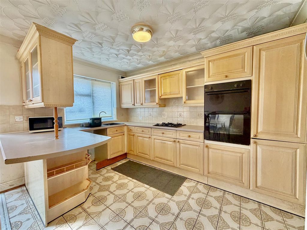 Property photo 1 of 10 Kitchen