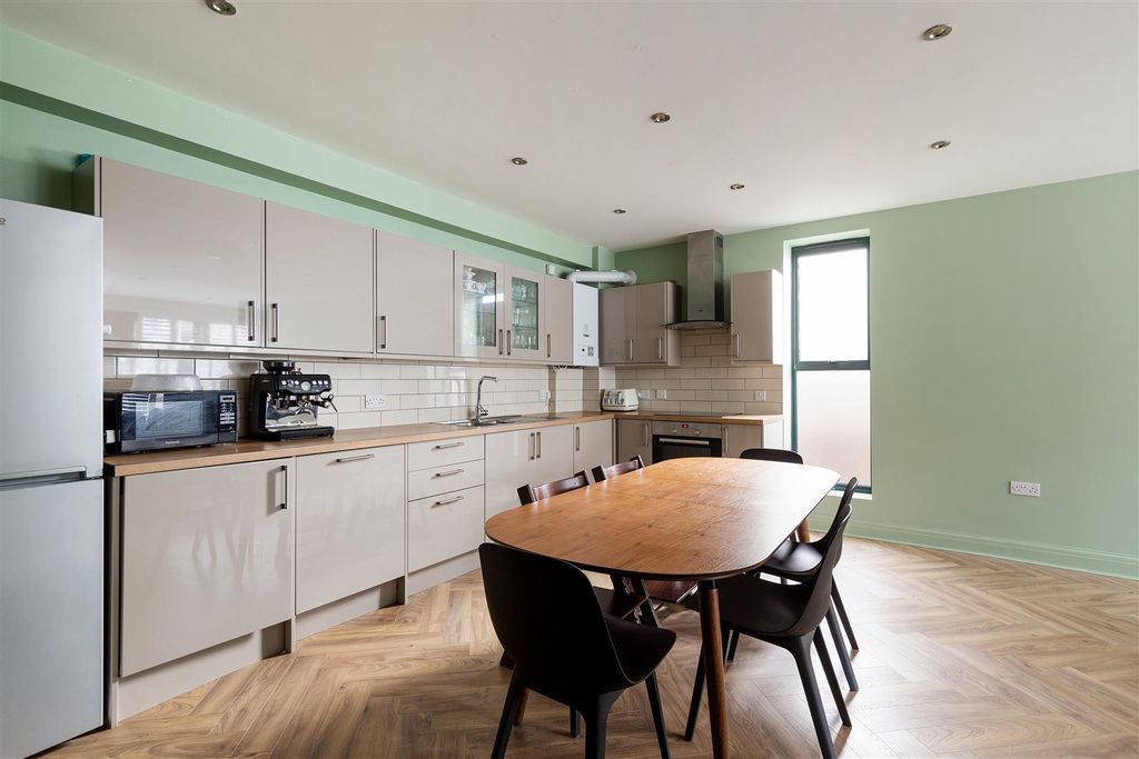 Property photo 1 of 34 Leytonstone High Road, E11