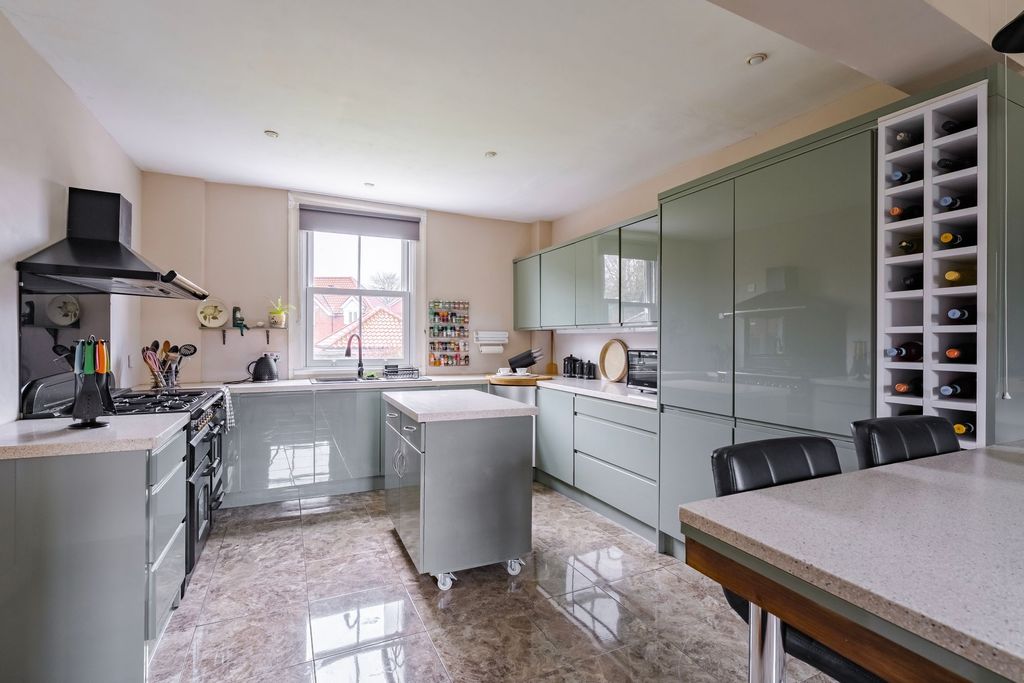 Property photo 3 of 27