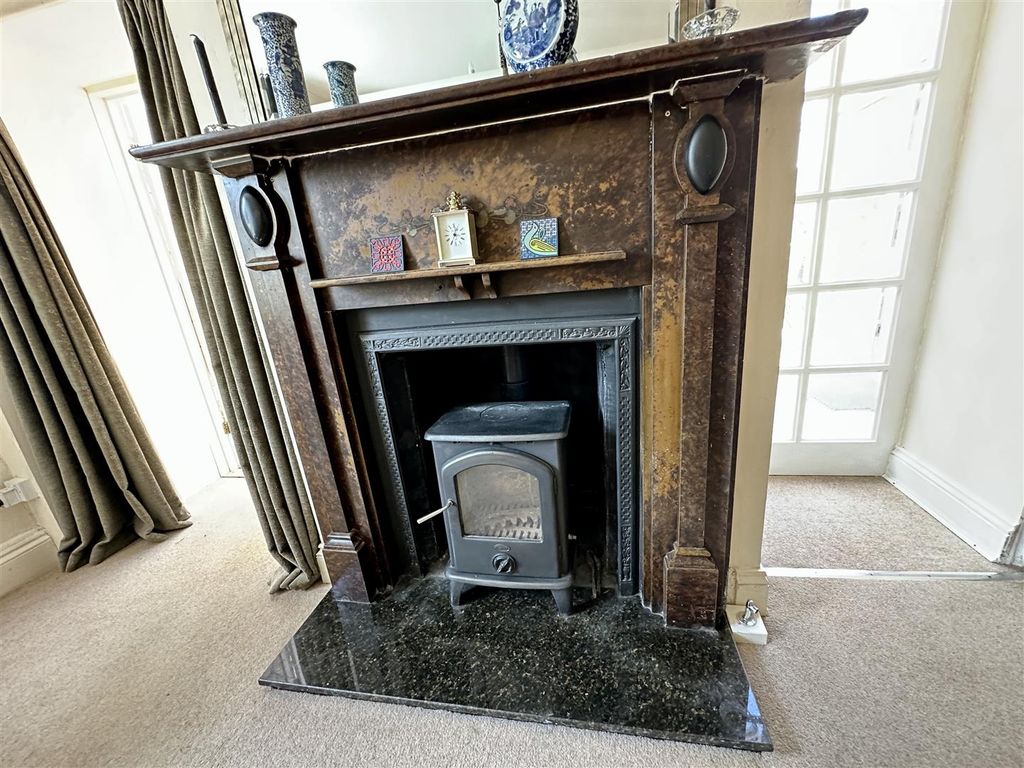 Property photo 3 of 31 Living Room