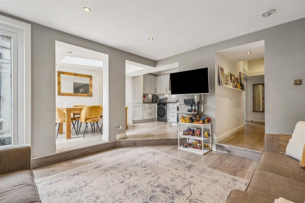 Property photo 3 of 13 For Sale - Cleveland Road, W4