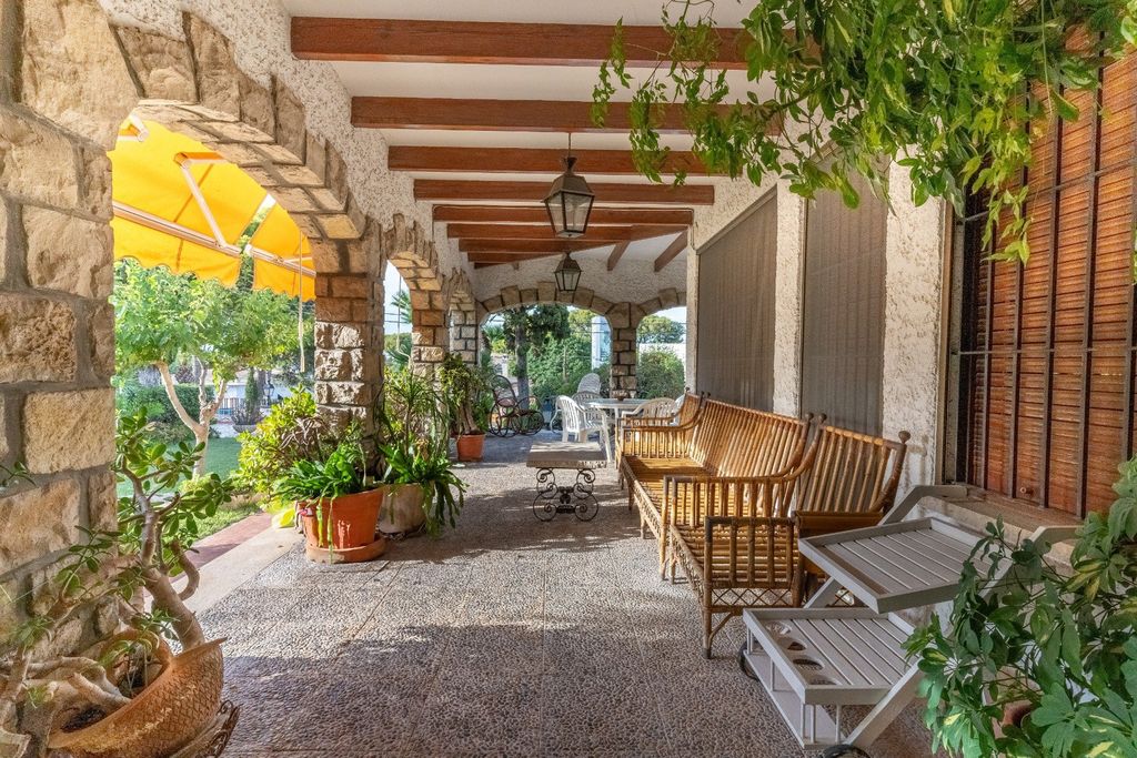 Property photo 2 of 43