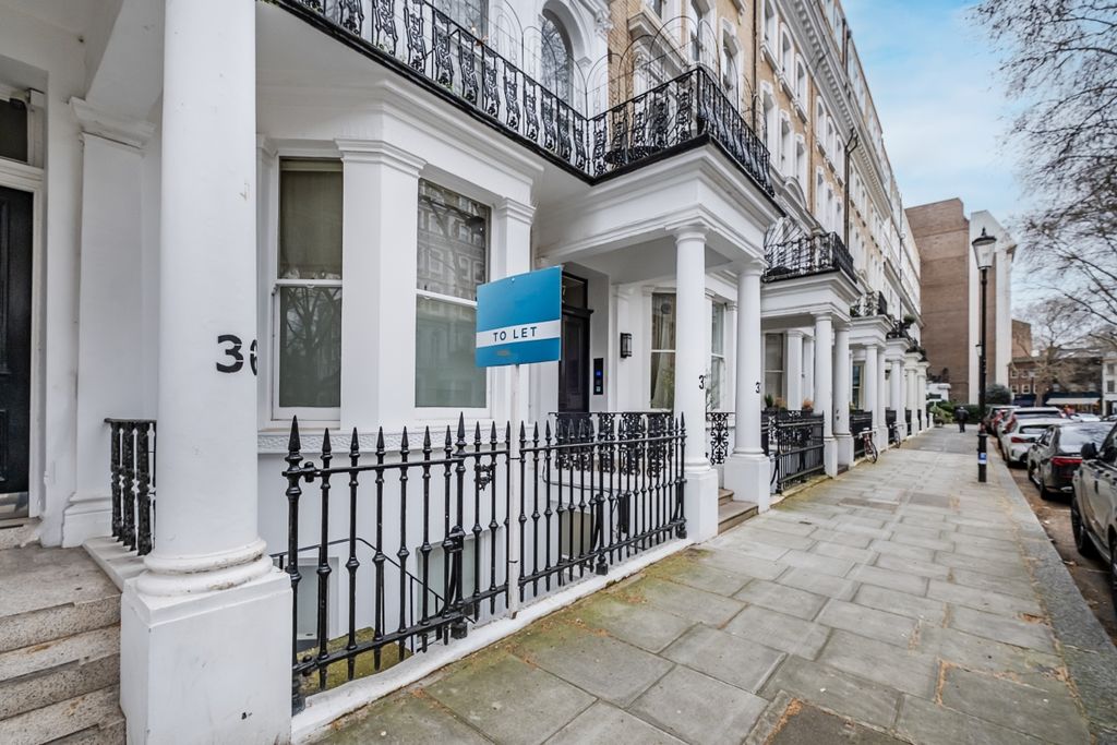 Property photo 2 of 11 Wisley-Court-12