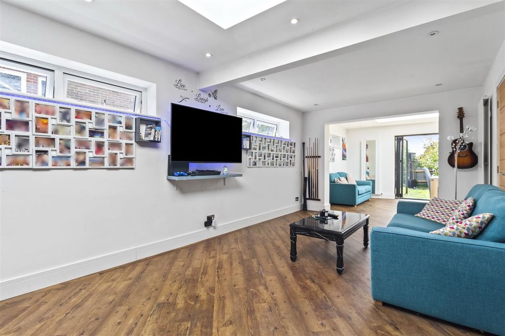 Property photo 3 of 33 Ashcombe Lodge-005.Jpg