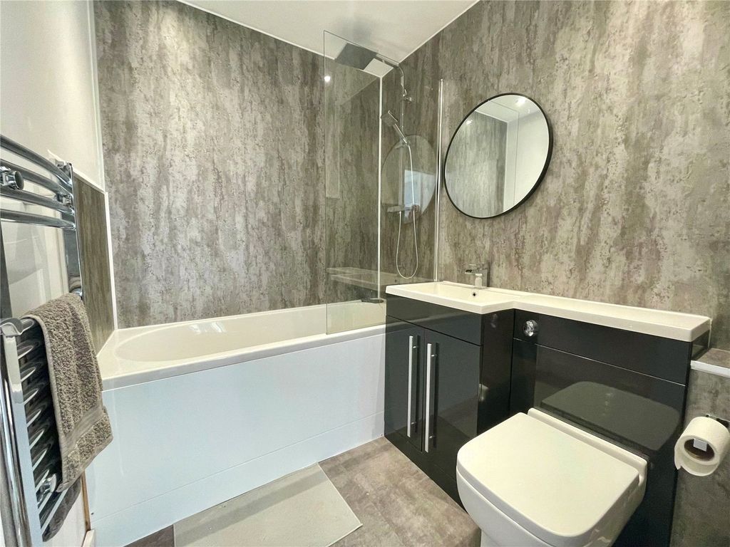 Property photo 2 of 11 Bathroom