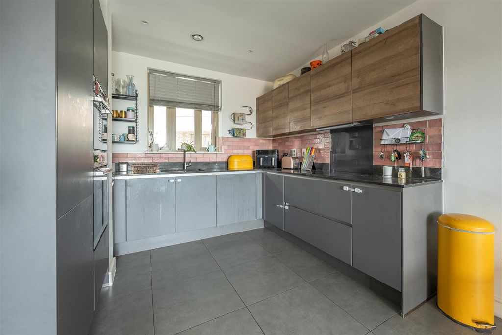 Property photo 2 of 26 White Post Lane, E9