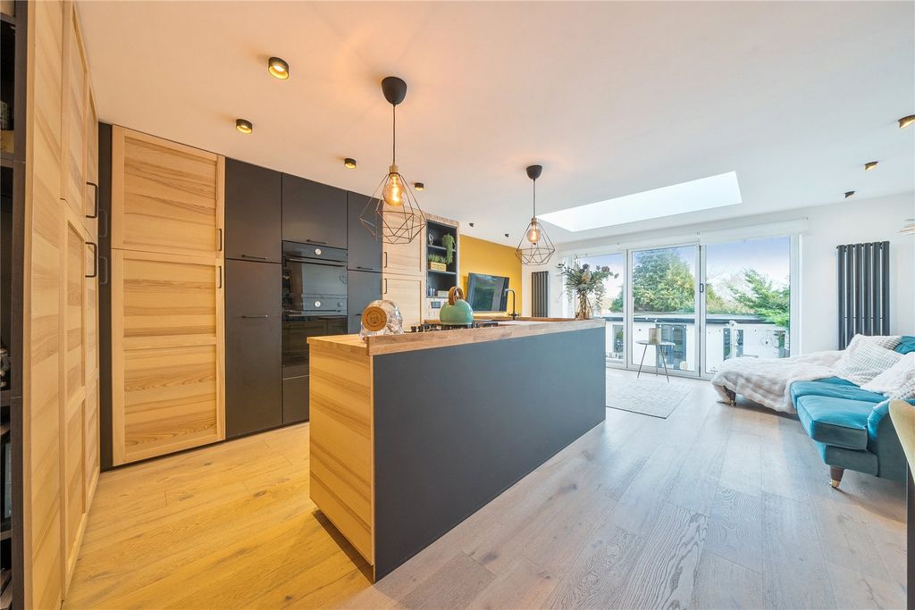 Property photo 2 of 23 Picture No. 12