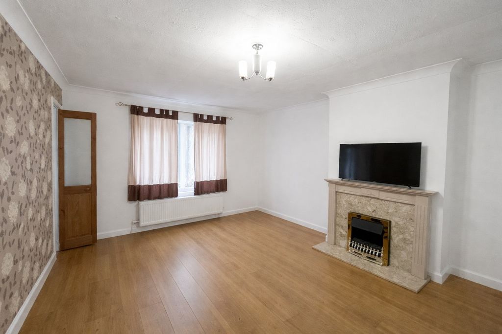 Property photo 1 of 6 3 Bed Detached House To Rent Almond Avenue, West Drayton Ub7