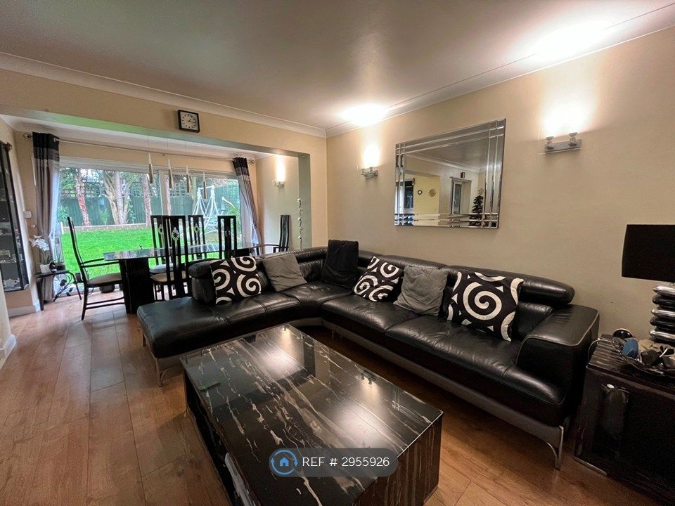 Property photo 1 of 20 Living Room Side 1