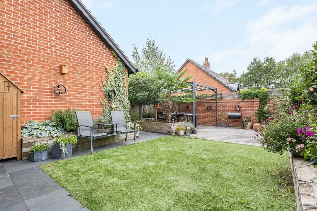 Property photo 2 of 25 Rear Garden To Pergola