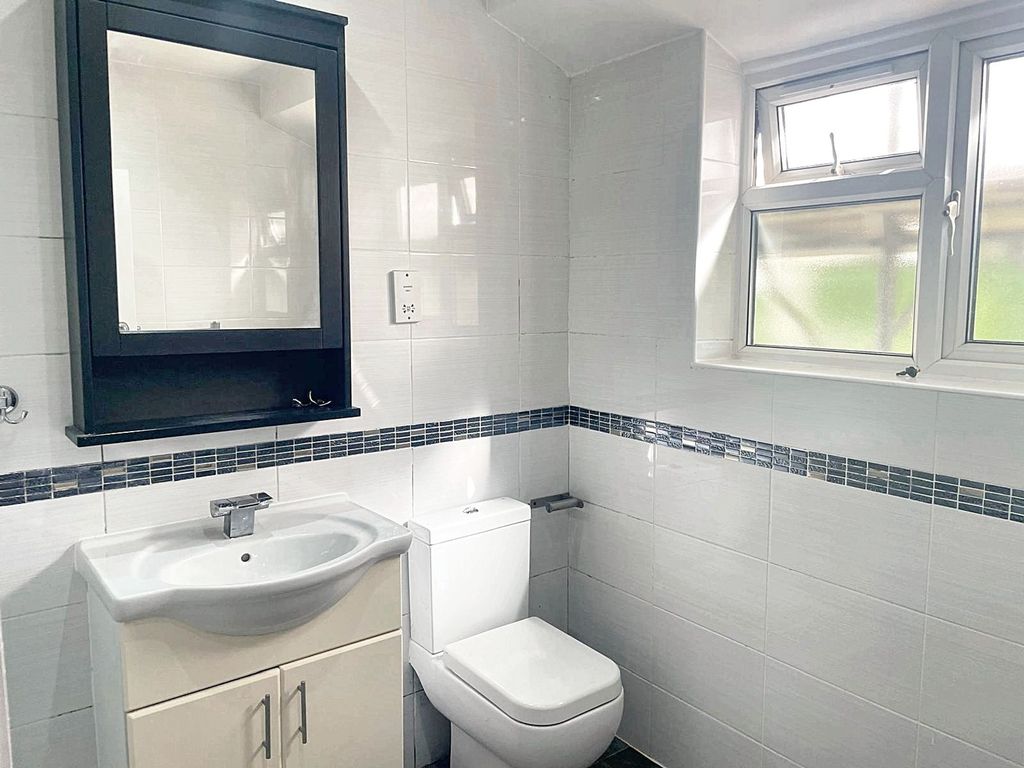 Property photo 2 of 11 1st Floor Bathroom