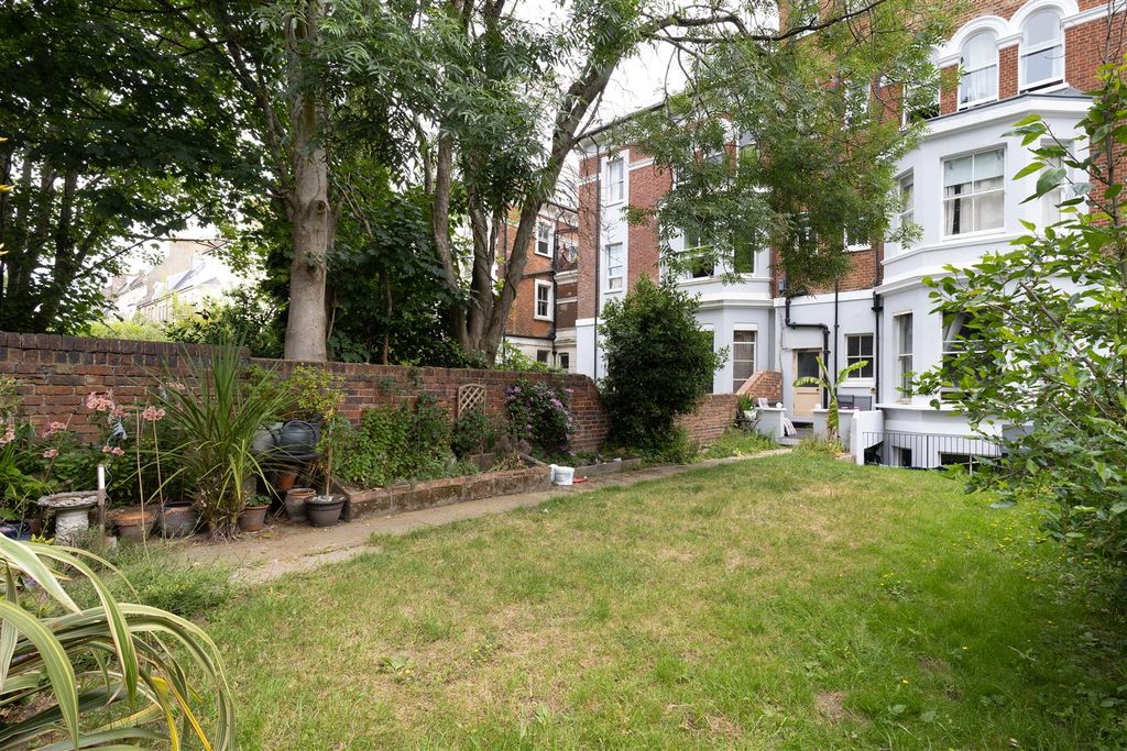 Property photo 1 of 13 Communal Gardens