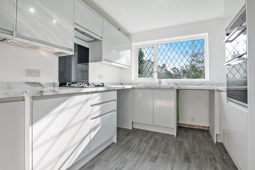 Property photo 3 of 19 Kitchen