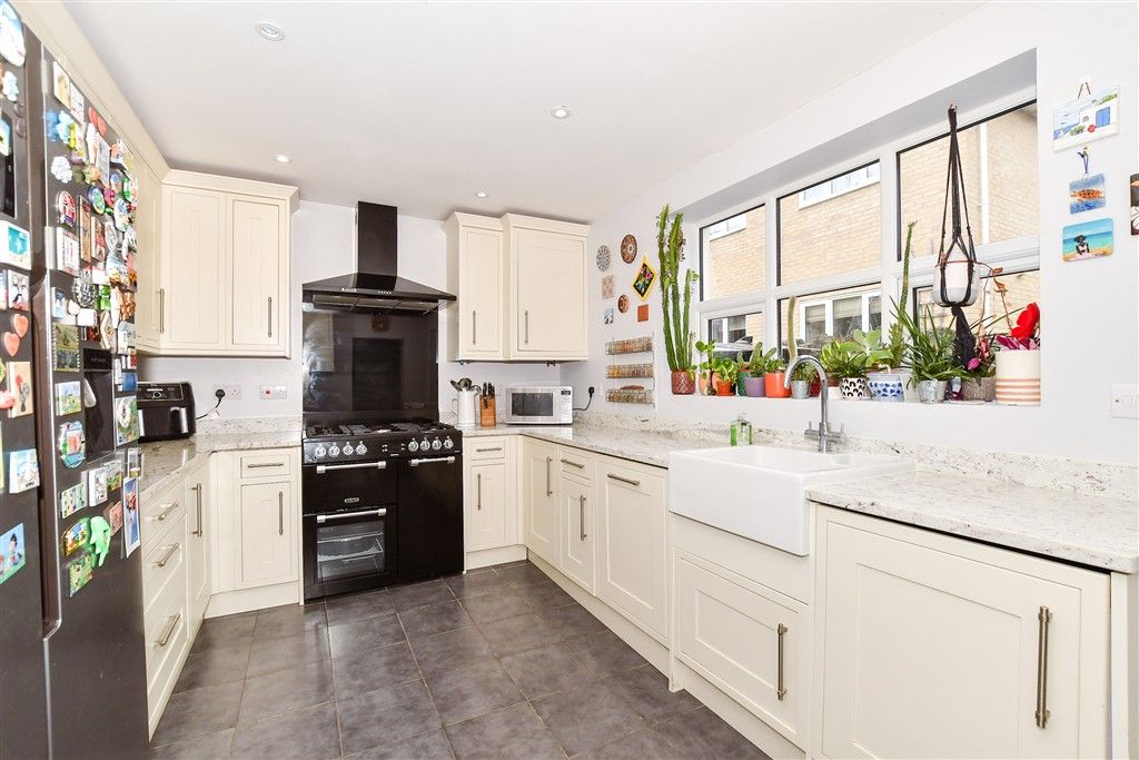 Property photo 3 of 10 Kitchen