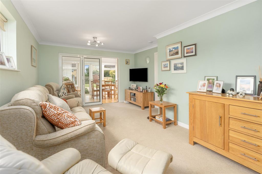 Property photo 3 of 17 1 Deers Close, Bodicote-5.Jpg