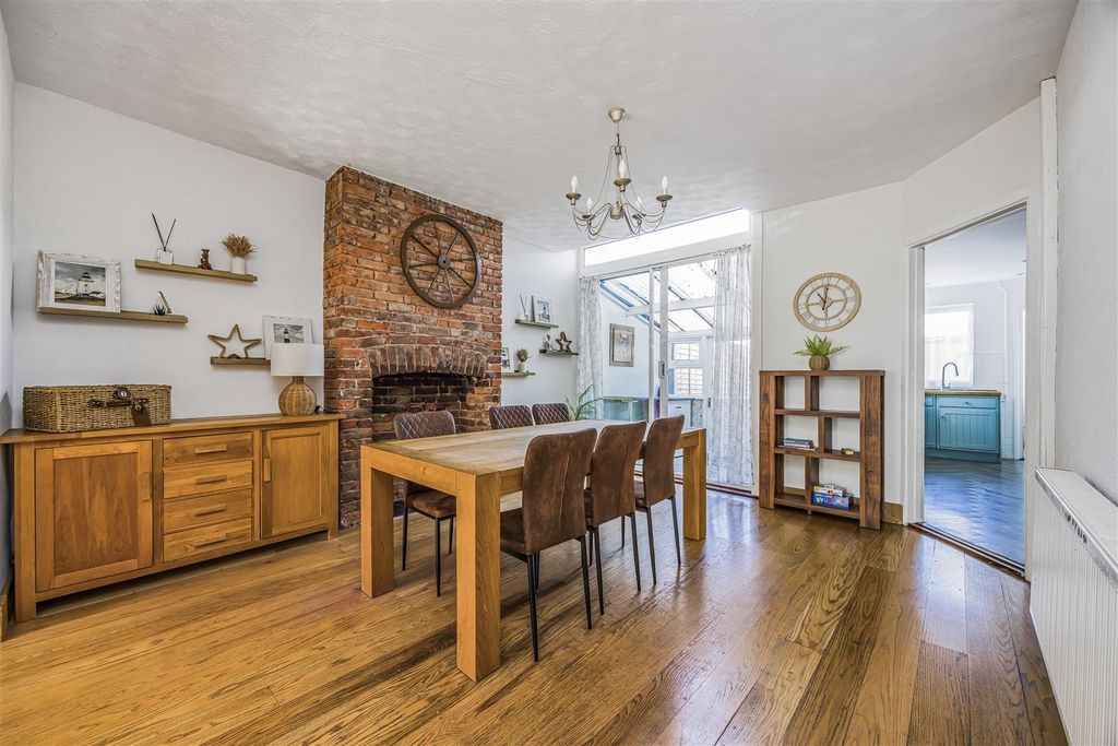 Property photo 2 of 23 35 Hewett Road, Hilsea-Porticomarketing-Soldby-12.