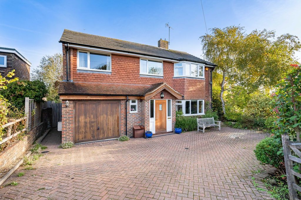 Property photo 1 of 23 33 High Hurst Close