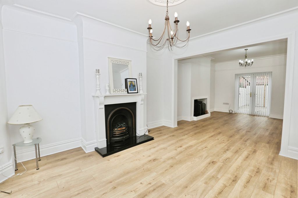 Property photo 3 of 18 Lounge