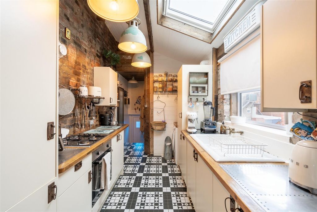 Property photo 3 of 9 Kitchen