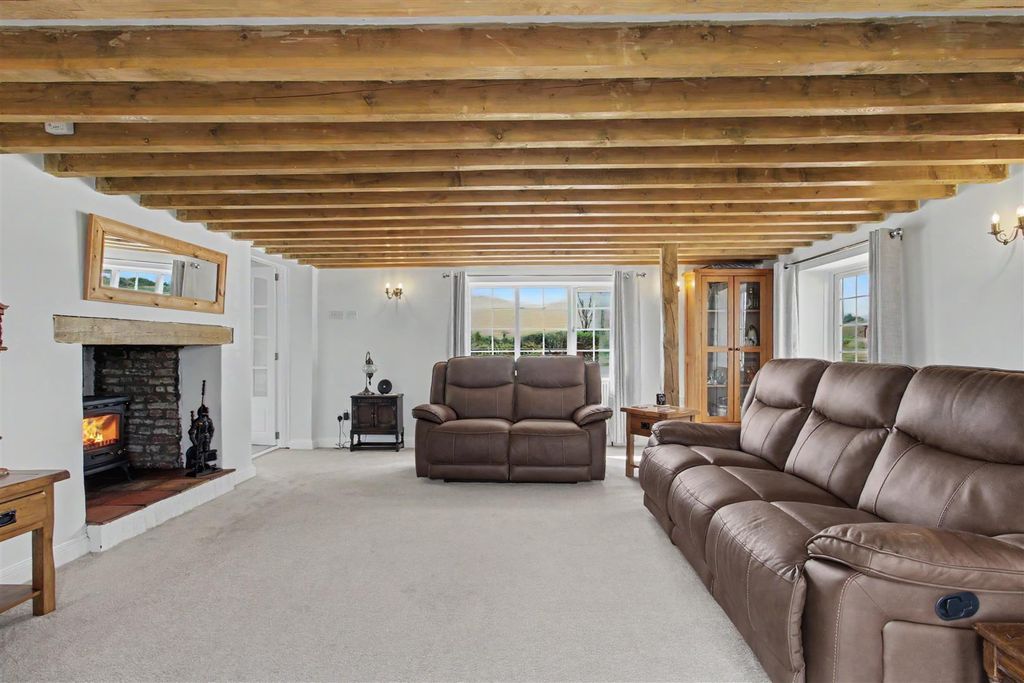 Property photo 3 of 36 Lounge