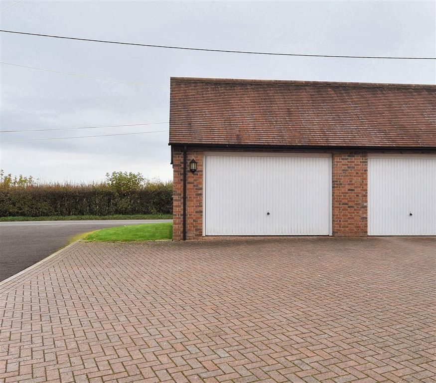 Property photo 3 of 13 Garage