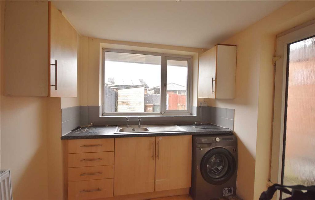 Property photo 3 of 8 Kitchen