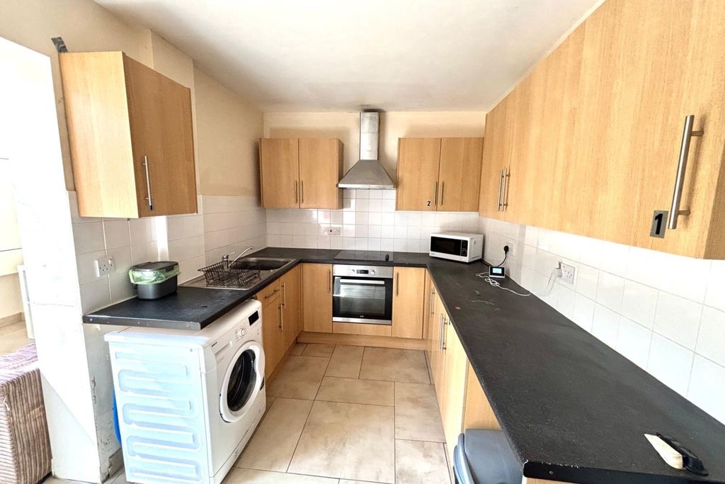 Property photo 3 of 10 Kitchen