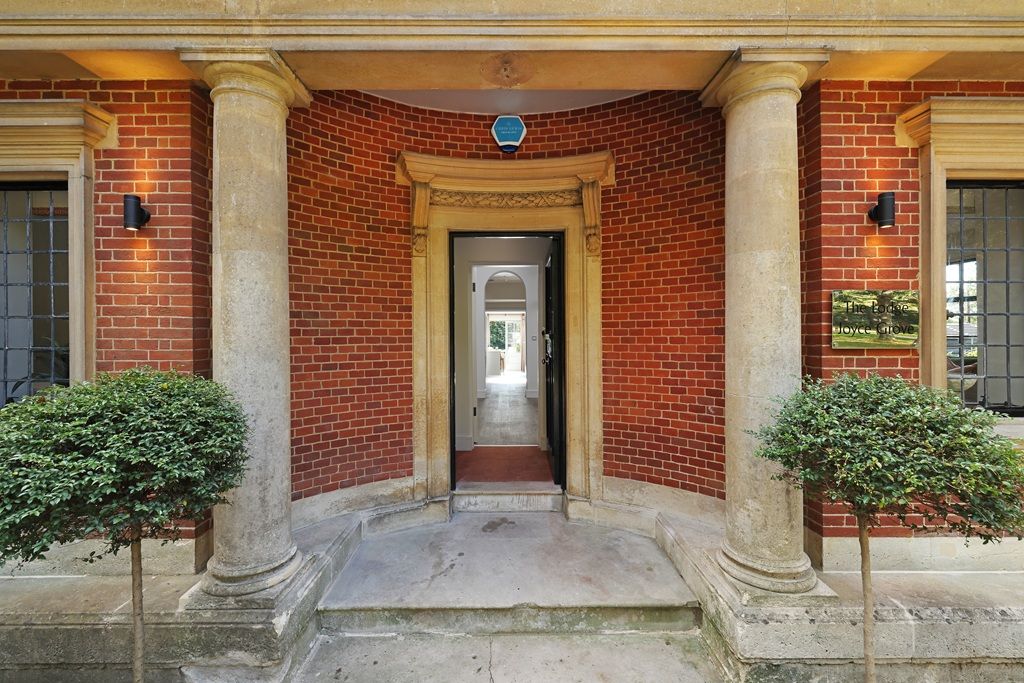 Property photo 2 of 12 Entrance