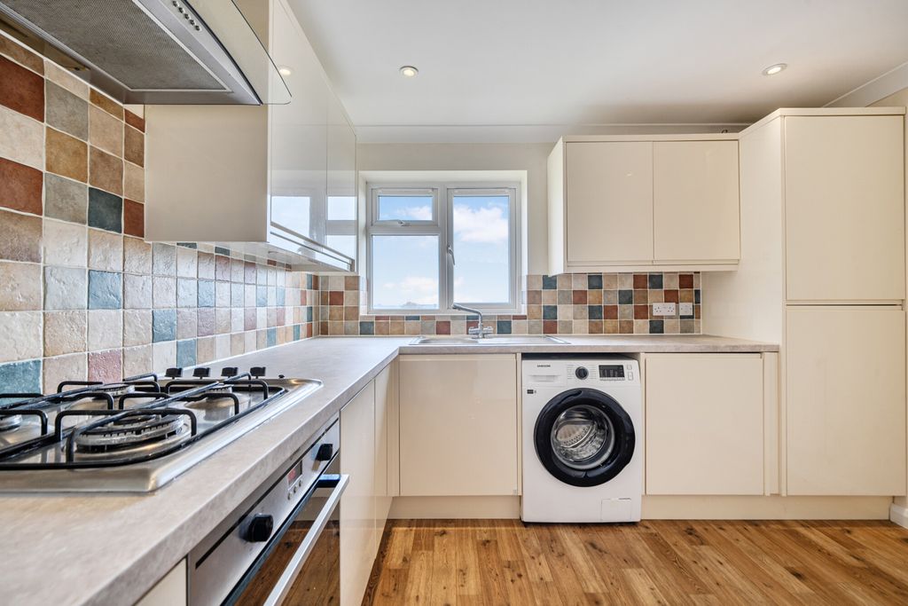 Property photo 2 of 13 1433303-11-69c658...