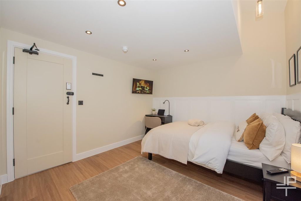 Property photo 2 of 14 R32.Jpg