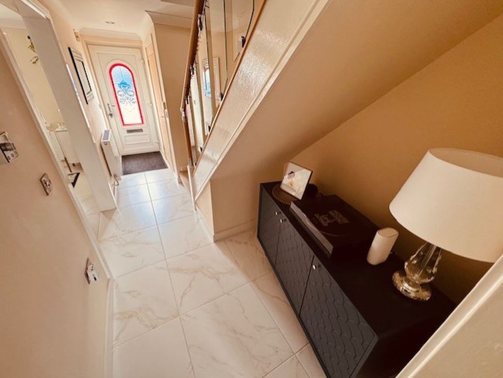 Property photo 2 of 32 Entrance Hall