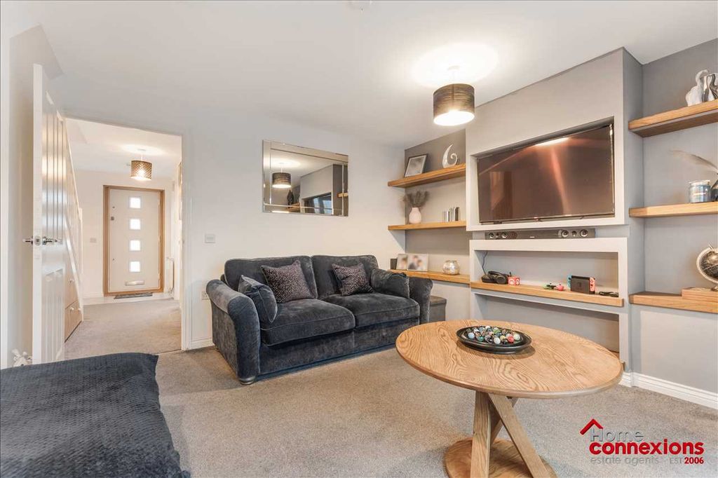 Property photo 3 of 18 Lounge (2)