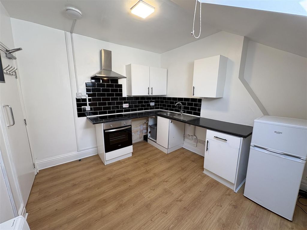 Property photo 3 of 11 Lounge/Kitchen