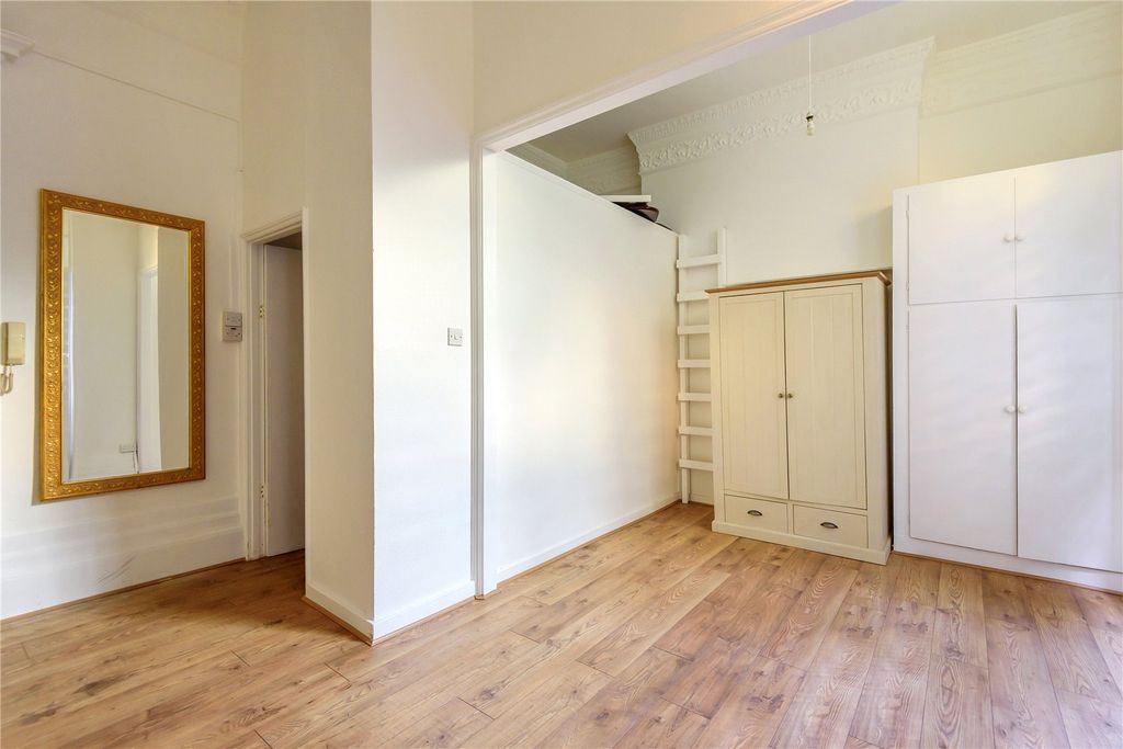 Property photo 3 of 8 Picture No. 11