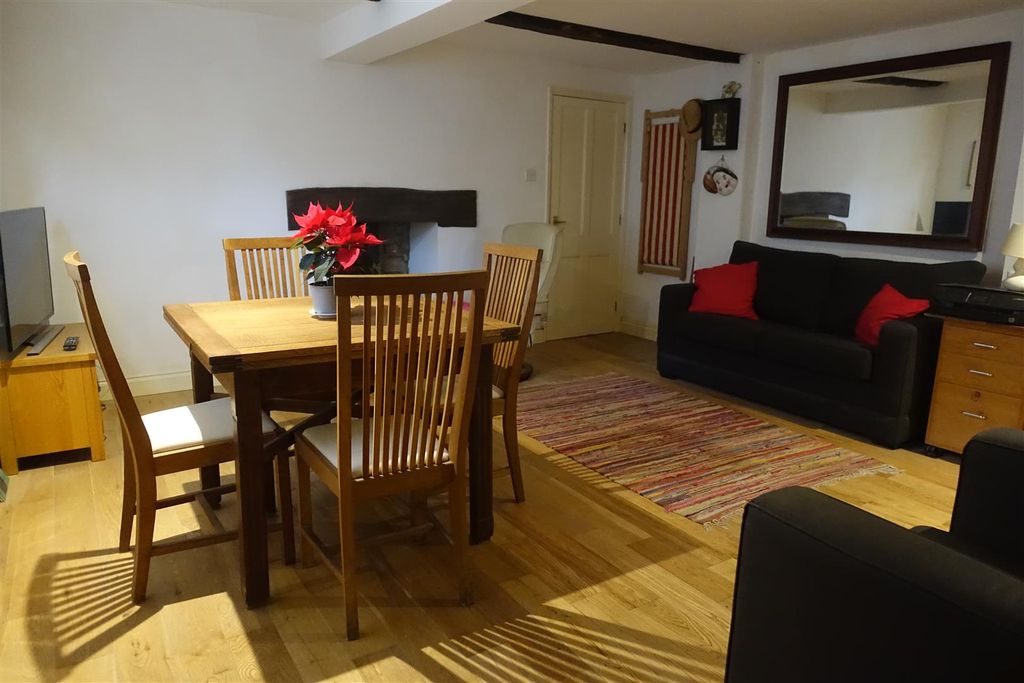 Property photo 3 of 10 Sitting-2.Jpg