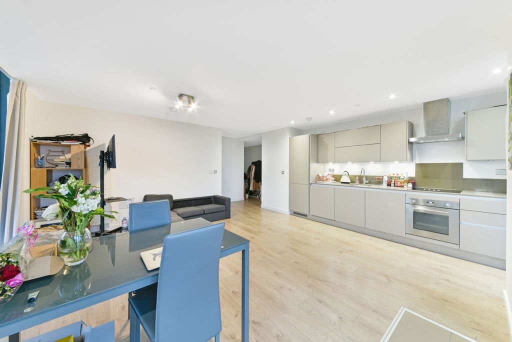 Property photo 3 of 10 Kitchen - Stratosphe