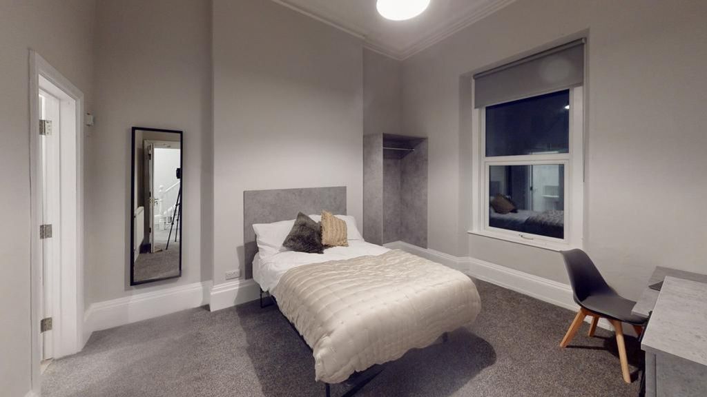 Property photo 2 of 22 A Cozy And Inviting Double Bedroom Featuring Moder...