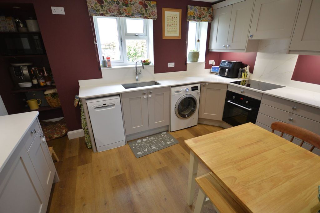 Property photo 3 of 11 Kitchen Breakfast Room